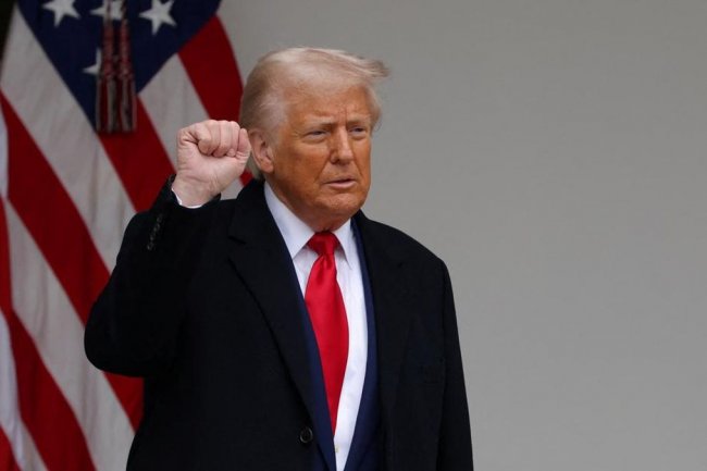 Donald Trump Beri Isyarat Tunda Tarif Impor Otomotif