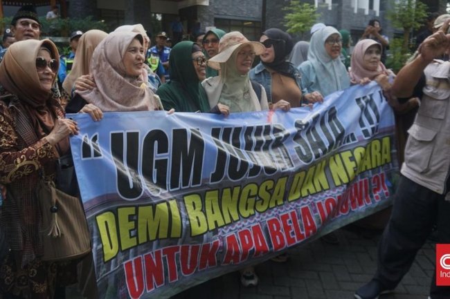 Massa Tiba di Rumah Jokowi Klarifikasi Ijazah, Relawan Ikut Kumpul
