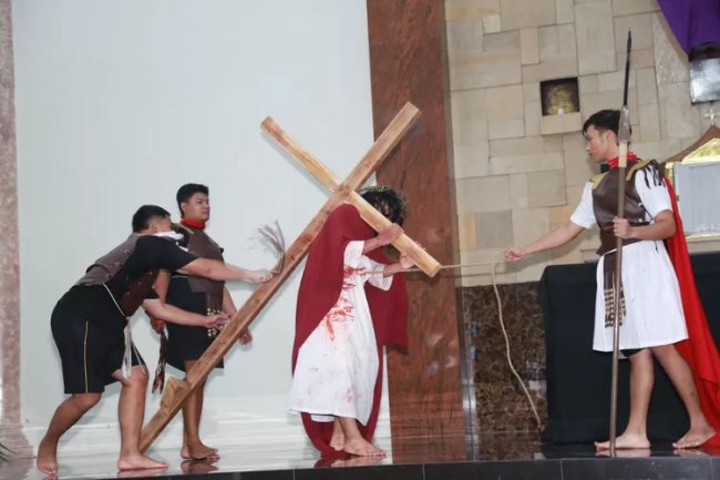 14 Peristiwa Jalan Salib Yesus Divisualkan Umat Katolik Madiun, Romo Aan: Ini Bukan Sekadar Mengenang Penderitaan