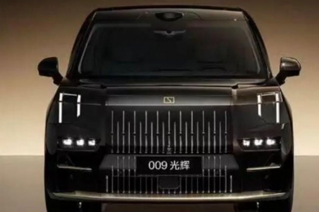 Zeekr 009 Mobil Listrik Berbalut Emas 24 Karat yang Goda Para Kolektor