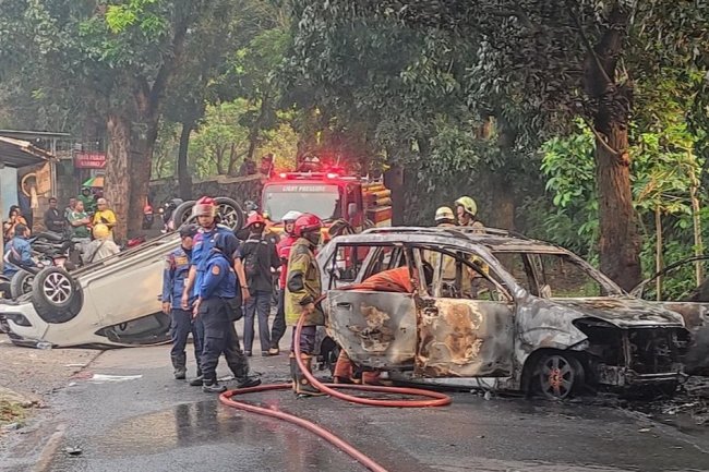 Kompolnas Ungkap Kronologi Pembakaran 3 Mobil Polisi di Depok