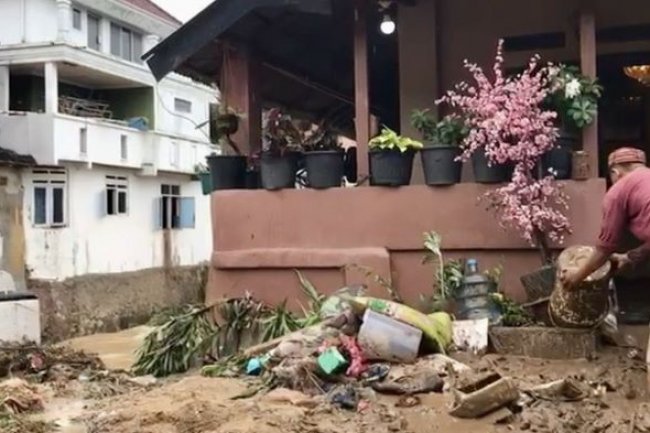 Ditemukan di Kolong Mobil, Korban Tewas Banjir Bandang di Lampung Terseret 1 Km