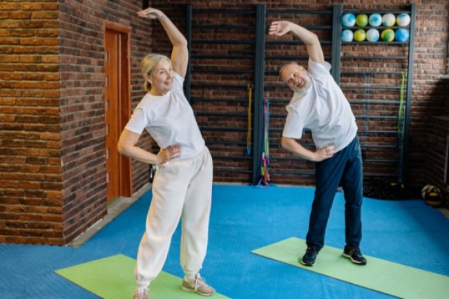 Jangan Cuma Duduk! Ini 7 Tips yang Bisa Dicoba Biar Tetap Aktif Bergerak Meski Sibuk di Rumah