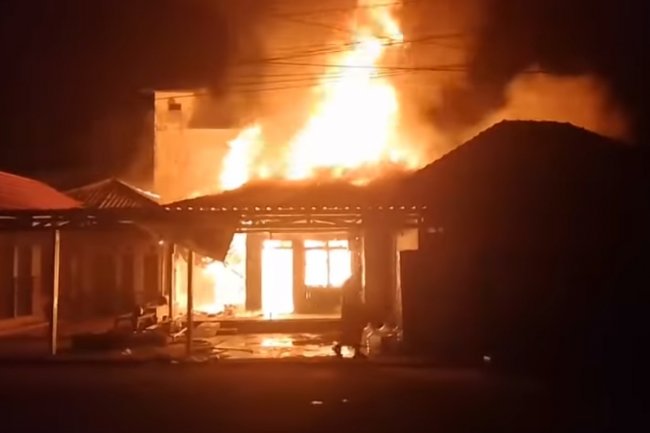 Heboh, Kebakaran Hebat di Kuala Pembuang Memakan Korban