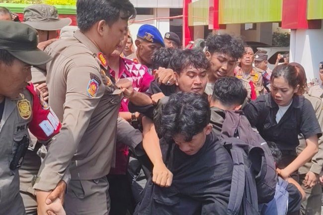 Hari Ketiga Aksi, Warga Terdampak Banjir Masih Disambut Represif