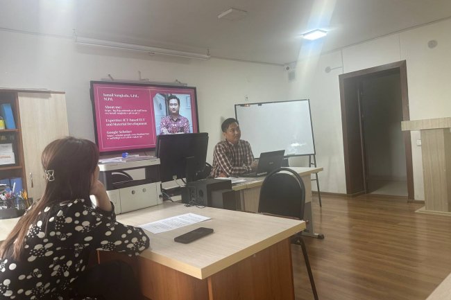 Dosen Unismuh Isi Kuliah Internasional di SamSIFL Uzbekistan