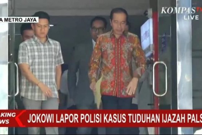 Keluar dari SPKT Polda Metro Jaya, Jokowi Bawa Map Cokelat