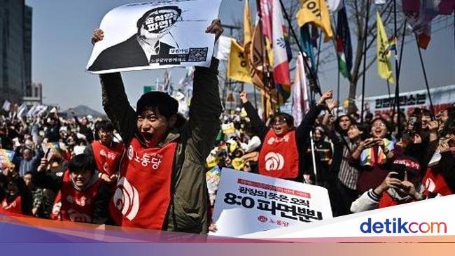 Pendemo Bersorak Usai Presiden Korsel Resmi Dimakzulkan, Pendukung Nangis