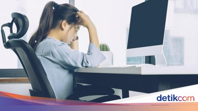 Terlalu Banyak Duduk Disebut Memperpendek Umur, Berdiri Ternyata Sama Saja