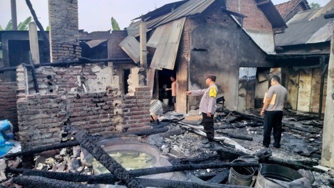 Gudang Produksi Krupuk di Jombang Terbakar, Kerugian Capai Ratusan Juta Rupiah