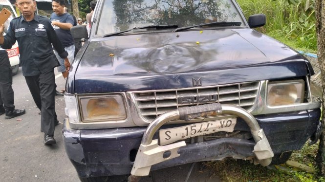 Disenggol Pemotor, Emak-emak di Jombang Luka Berat Usai Tabrak Mobil