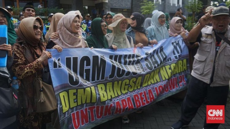 Massa Tiba di Rumah Jokowi Klarifikasi Ijazah, Relawan Ikut Kumpul