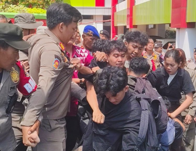 Hari Ketiga Aksi, Warga Terdampak Banjir Masih Disambut Represif