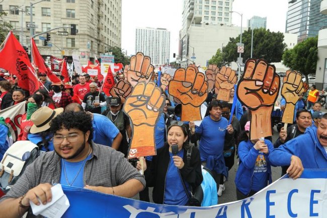 Ribuan warga LA berunjuk rasa saat peringati Hari Buruh Internasional