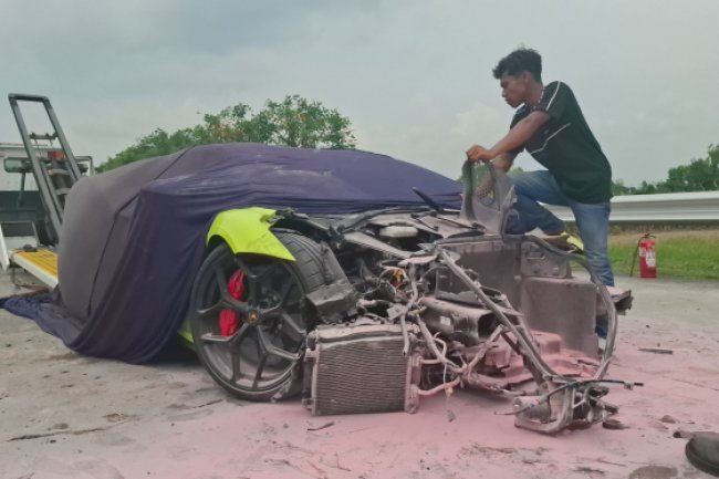 Mobil Lamborghini Alami Laka di Tol Jombang hingga Ringsek Parah