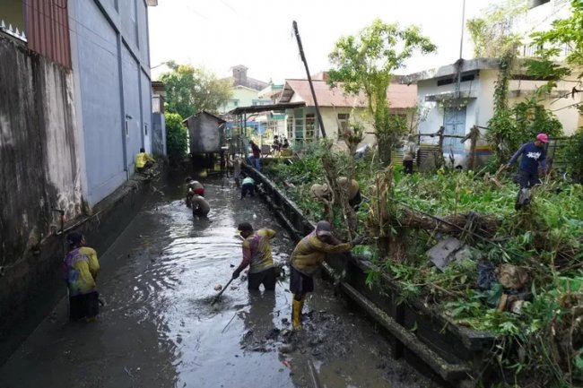 Pemkot Pontianak Gelar Gotong Royong Bersihkan Parit untuk Peringati Hari Buruh Internasional