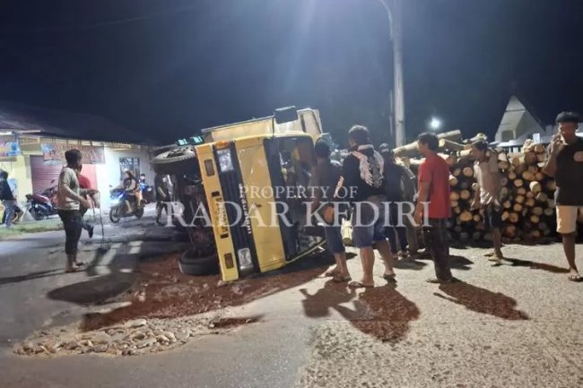 Waduh, Pagar Polsek Wates Kediri Tertimpa Truk Bermuatan Kayu Sengon