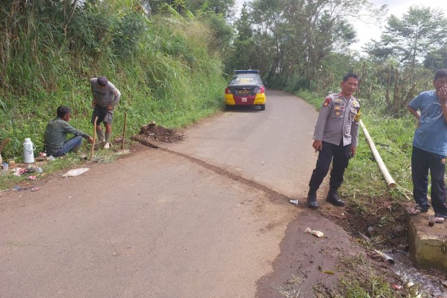 Kapolsek Sukabumi Sambang Warga yang Sedang Melaksanakan Gotong Royong
