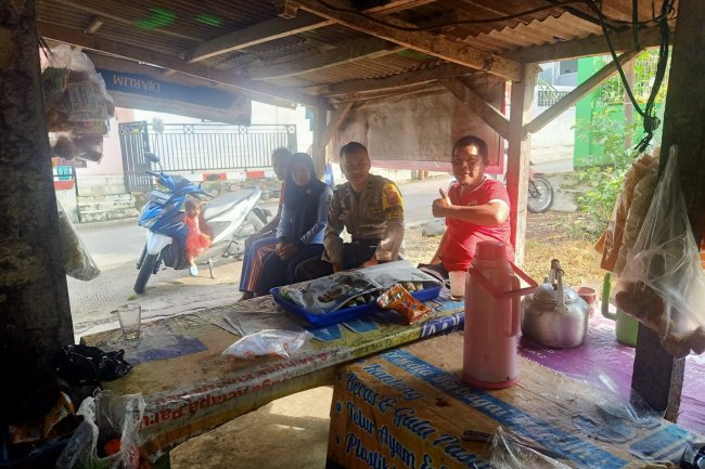 Sambangi Warganya, Bhabinkamtibmas Polsek Lembursitu Sampaikan Himbauan Kamtibmas