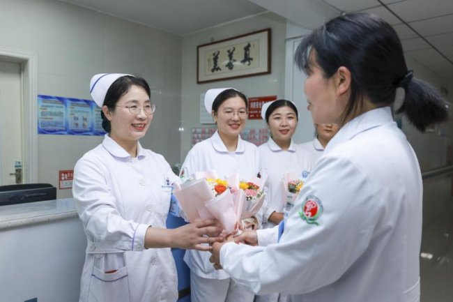Potret perayaan Hari Perawat Internasional di China