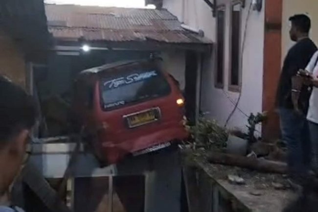 Angkot Tak Terkendali Tabrak Rumah Warga di Batu Gadang