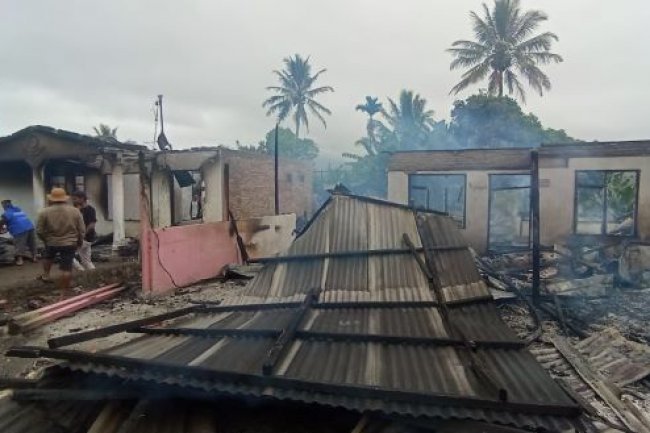 Kebakaran Hebat di Dairi, Tiga Rumah Semi Permanen Ludes Terbakar