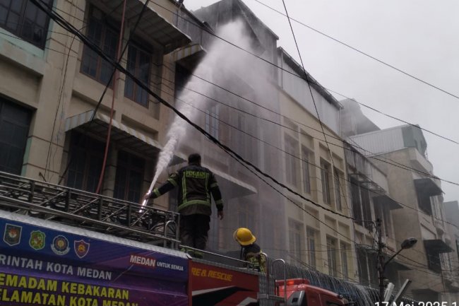 Ruko Mainan di Bawean Terbakar