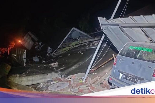 Longsor Timpa Rumah-Kantor Desa di Nagreg, 3 Orang Luka