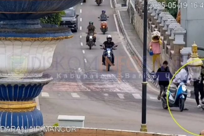 Jalan Licin Akibat Tumpahan Solar, Pengendara Terjatuh di Yetro Singseng