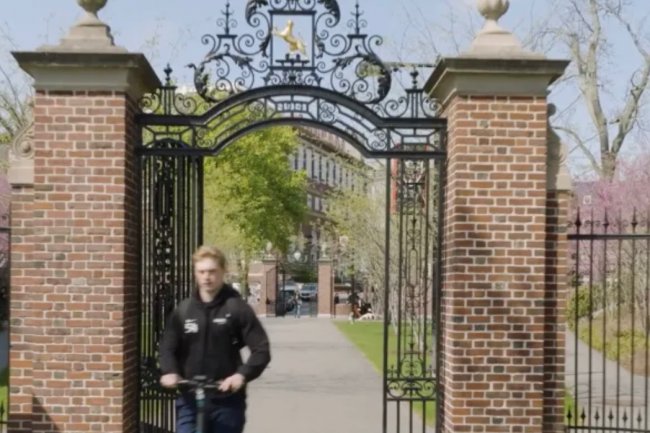 Trump Larang Harvard Terima Mahasiswa Internasional, Siswa Asing Akan Dideportasi