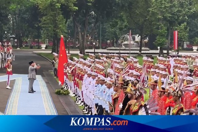 Momen Prabowo dan PM China Cek Pasukan Kehormatan di Istana Merdeka