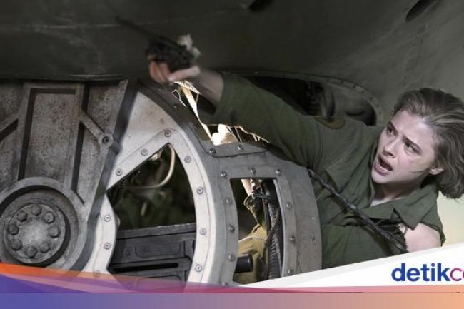 Sinopsis Shadow In The Cloud: Monster Misterius di Tengah Misi Udara