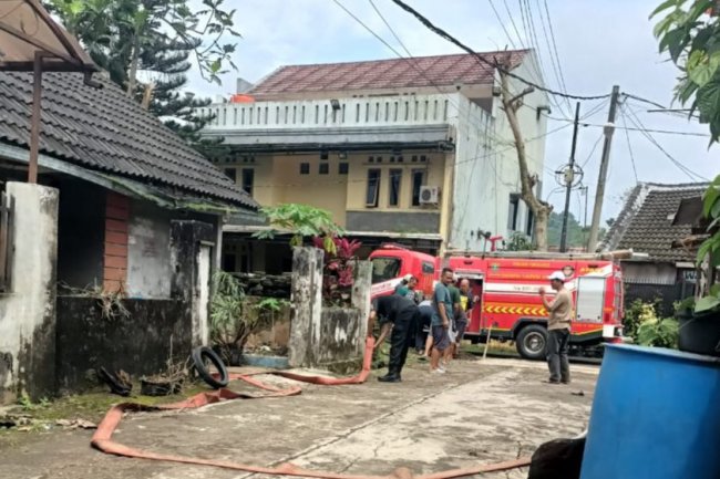 Saluran Air Pak Mulyono Tersumbat, Damkar Lakukan Penyemprotan