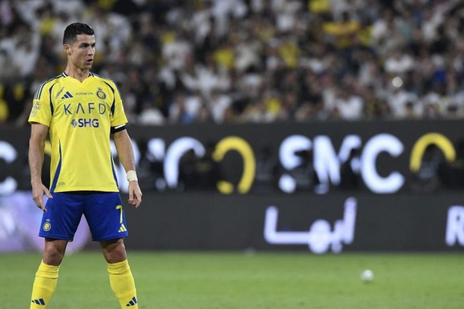 Ronaldo Dicaci dan Dipuji Usai Tinggalkan Al Nassr