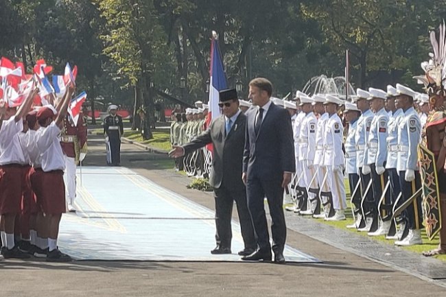 Tiba di Istana, Macron Mendapatkan Pelukan Hangat dari Presiden Prabowo