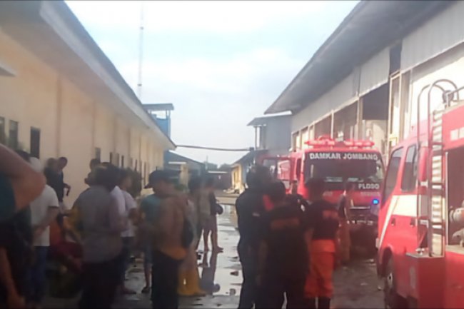 Kebakaran di Gudang Penggorengan Nugget Jombang, Kerugian Capai Rp300 Juta