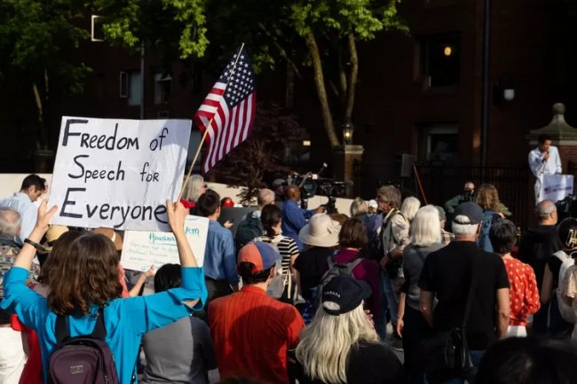Mahasiswa Internasional di Harvard Gelisah, Banyak yang Ingin Pindah Kampus
