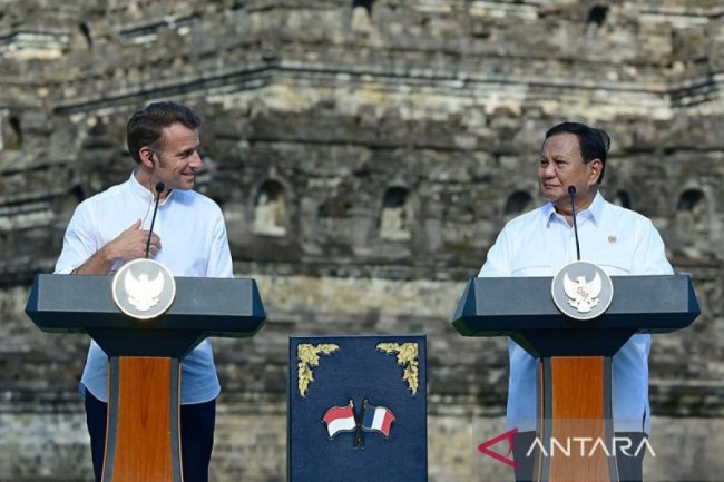 Politik, dari minuman saat jamu Macron hingga kerja sama pendidikan