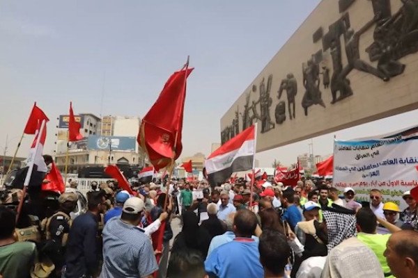 Arak-arakan peringatan Hari Buruh Internasional di Baghdad