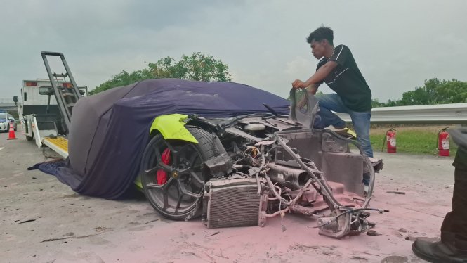 Mobil Lamborghini Alami Laka di Tol Jombang hingga Ringsek Parah