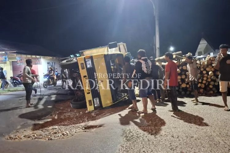 Waduh, Pagar Polsek Wates Kediri Tertimpa Truk Bermuatan Kayu Sengon