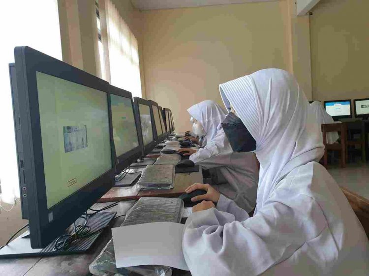 Teknologi di Tangan Kita: Memanfaatkan Era Digital dengan Bijak