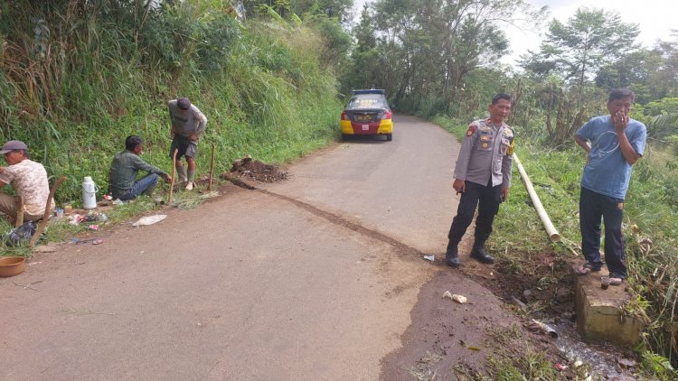 Kapolsek Sukabumi Sambang Warga yang Sedang Melaksanakan Gotong Royong