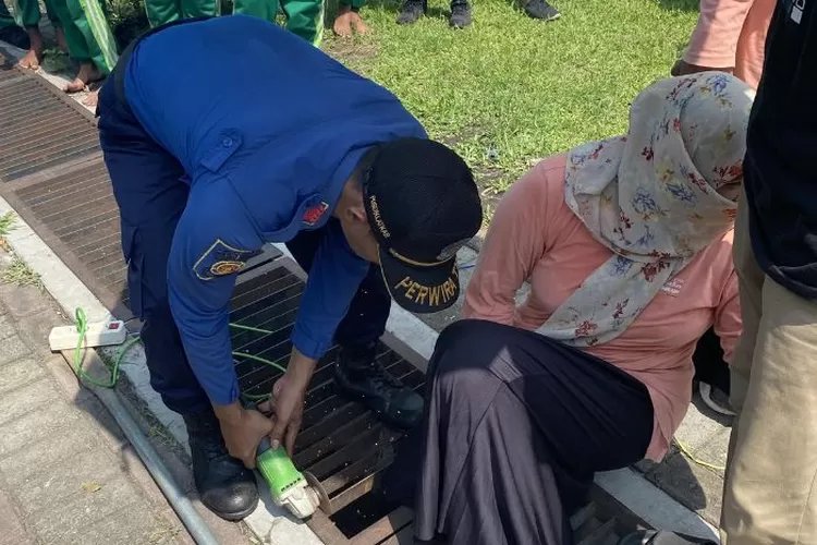Tamasya di Taman Kilisuci Pare Kediri, Kaki Pengunjung Terjepit di Penutup Gorong-Gorong
