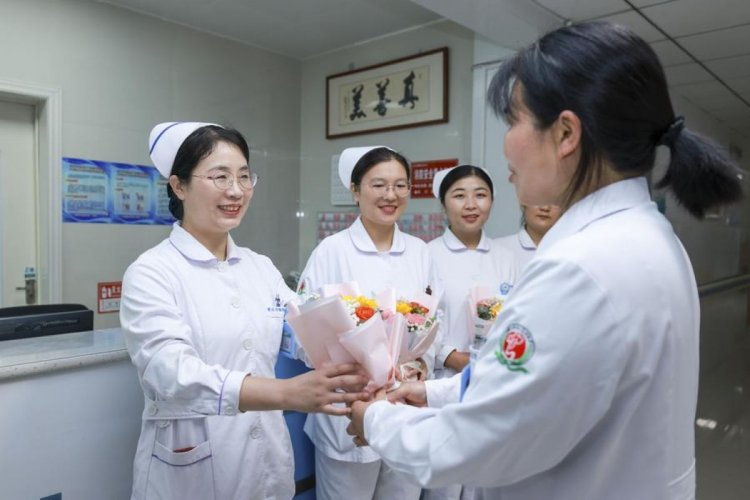 Potret perayaan Hari Perawat Internasional di China