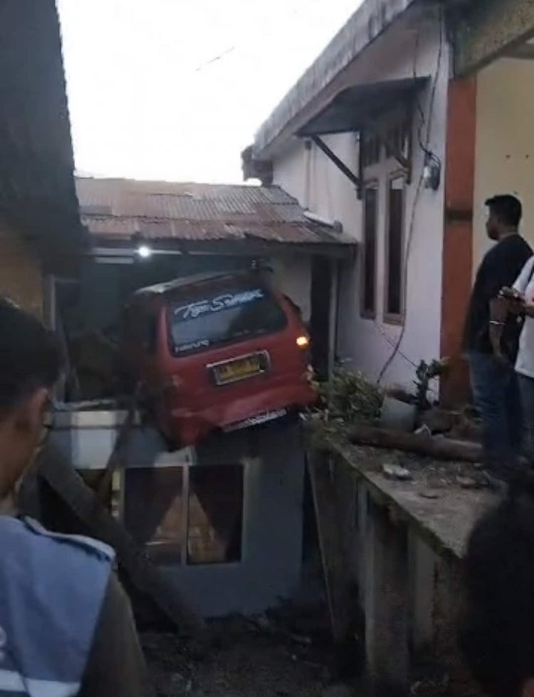 Angkot Tak Terkendali Tabrak Rumah Warga di Batu Gadang