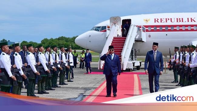 Prabowo Tiba di Bandar Seri Begawan Disambut Pasukan Jajar Kehormatan