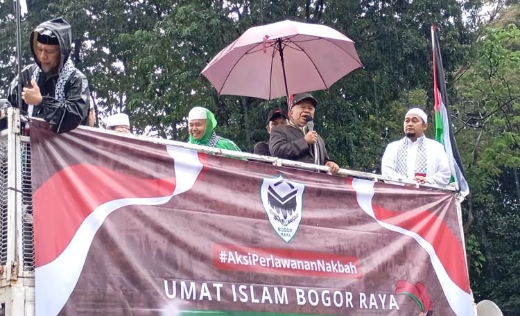 Dalam Guyuran Hujan, KH Muhyiddin Junaidi Orasi Ungkap Kekejaman Israel Sejak Peristiwa Nakba