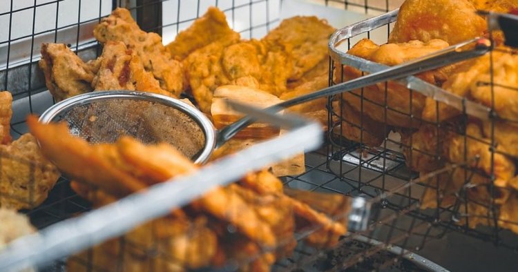 Benarkah Gorengan Plastik Lebih Renyah? Waspadai Ancaman Kanker dan Penyakit Lainnya!