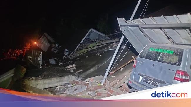 Longsor Timpa Rumah-Kantor Desa di Nagreg, 3 Orang Luka